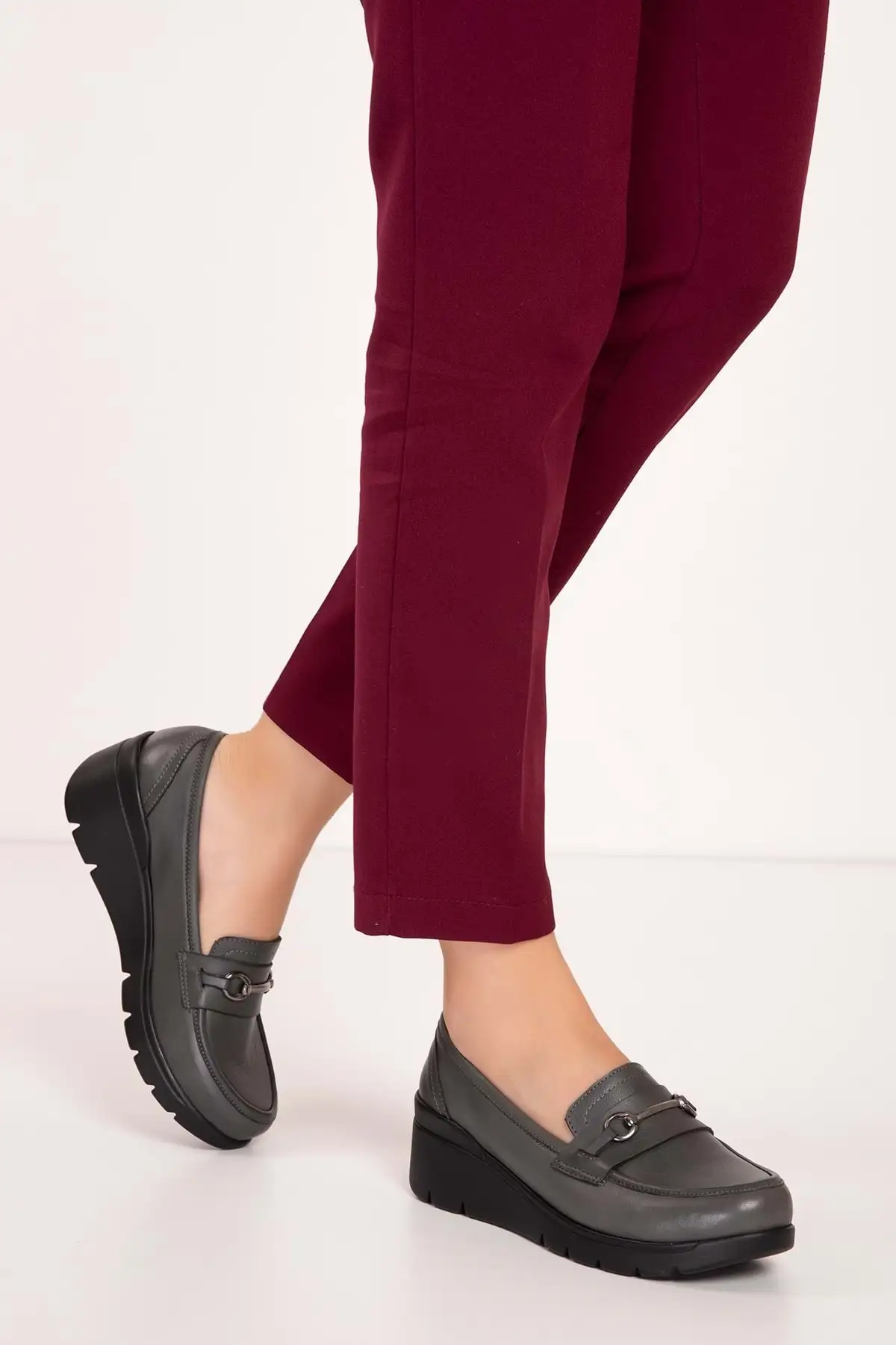 کفش زنانه راحت با جزئیات بند، زیره آناتومیک از چرم طبیعی Esfa.2086 برند Gondol - 8479 کفش زنانه راحت با جزئیات بند، زیره آناتومیک از چرم طبیعی Esfa.2086 برند Gondol - 8479