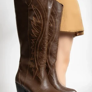 بوت و نیم‌ بوت زنانه چکمه‌های بلند مدل سترای با طراحی حکاکی شده، به رنگ قهه‌ای کلاهبرداری. برند Genetti - 8424