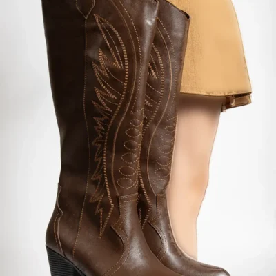 بوت و نیم‌ بوت زنانه چکمه‌های بلند مدل سترای با طراحی حکاکی شده، به رنگ قهه‌ای کلاهبرداری. برند Genetti - 8424