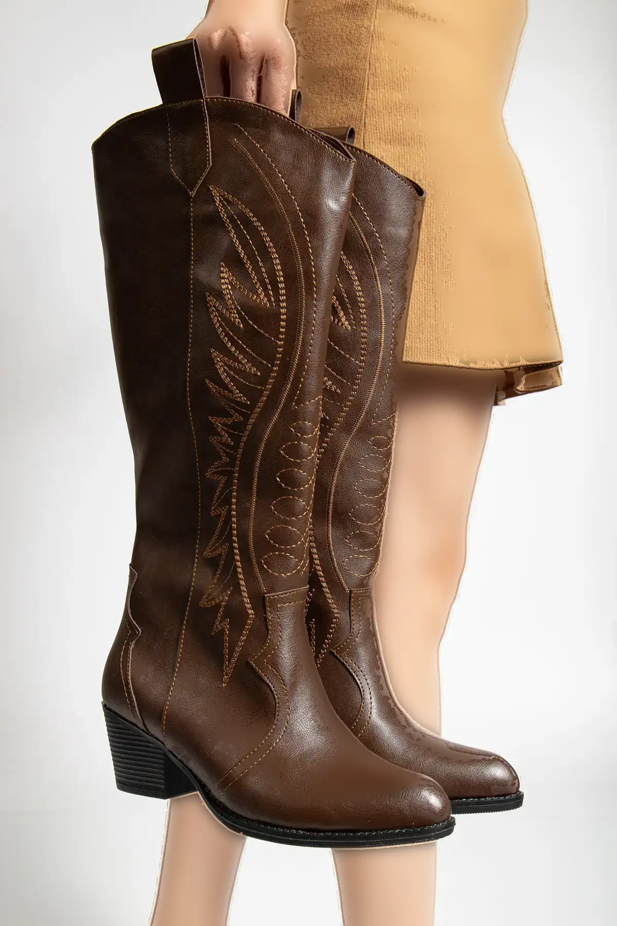 بوت و نیم بوت زنانه چکمههای بلند  مدل سترای با طراحی حکاکی شده، به رنگ قههای کلاهبرداری. برند Genetti - 8424 بوت و نیم بوت زنانه چکمههای بلند مدل سترای با طراحی حکاکی شده، به رنگ قههای کلاهبرداری. برند Genetti - 8424