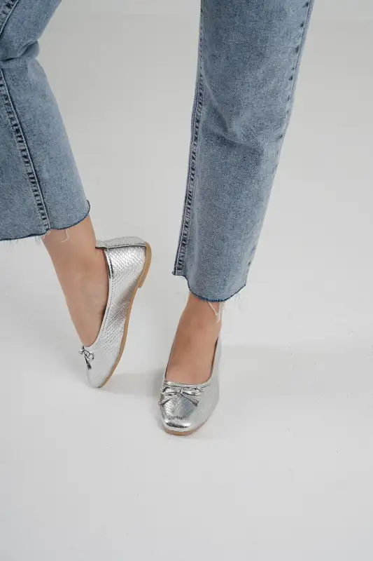 کفش تخت زنانه باله نقرهای طوسی با پاپیون چرم 1 سانتیمتری برند Beyond - 8612 کفش تخت زنانه باله نقرهای طوسی با پاپیون چرم 1 سانتیمتری برند Beyond - 8612