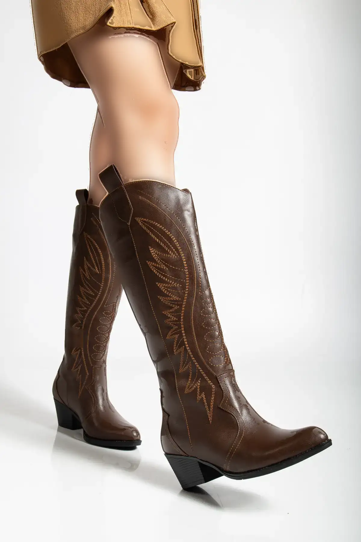 بوت و نیم بوت زنانه چکمههای بلند  مدل سترای با طراحی حکاکی شده، به رنگ قههای کلاهبرداری. برند Genetti - 8424 بوت و نیم بوت زنانه چکمههای بلند مدل سترای با طراحی حکاکی شده، به رنگ قههای کلاهبرداری. برند Genetti - 8424