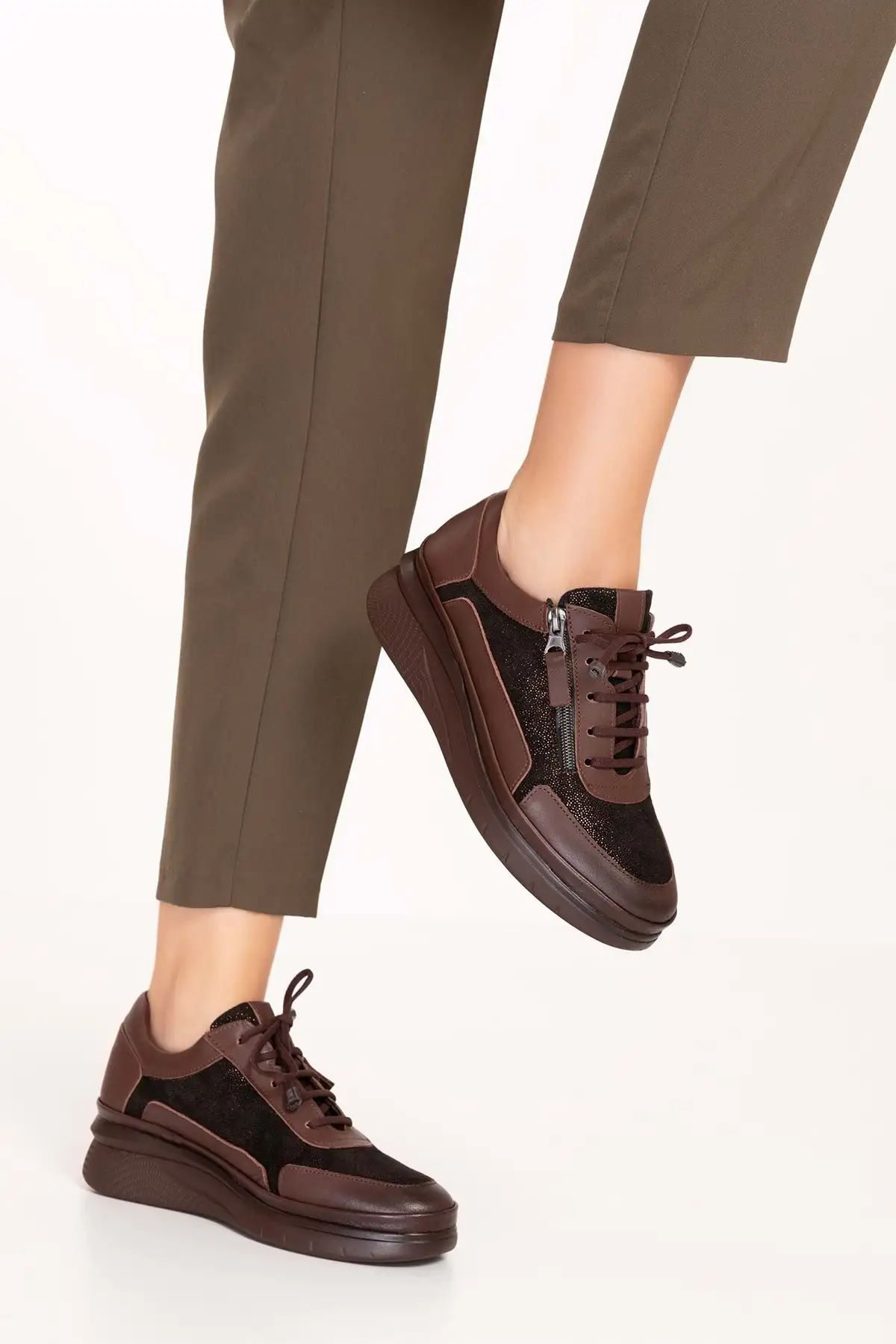 کفش زنانه راحت با زیره آناتومیک و زیپ دار از چرم طبیعی مدل Usl.2149 برند Gondol - 8498 کفش زنانه راحت با زیره آناتومیک و زیپ دار از چرم طبیعی مدل Usl.2149 برند Gondol - 8498