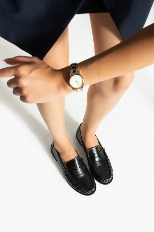 کفش لوفر زنانه روزمره راحت لوسی کدین با جزئیات چرم مشکی و طرح چیندار برند diclepolat - 8579 کفش لوفر زنانه روزمره راحت لوسی کدین با جزئیات چرم مشکی و طرح چیندار برند diclepolat - 8579