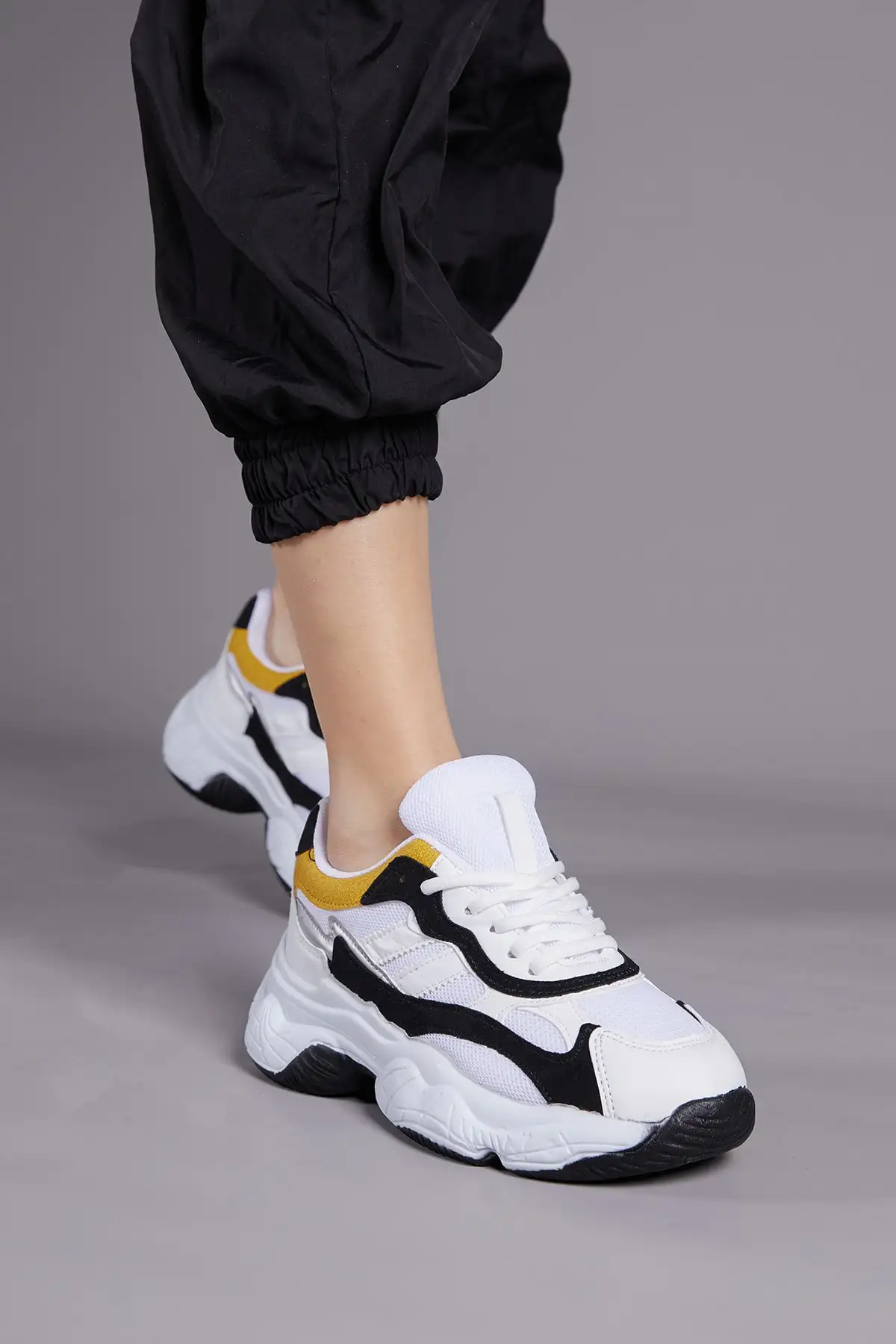 کفش کتانی زنانه ورزشی سفید و مشکی مدل Tb246 برند Tonny Black - 8451