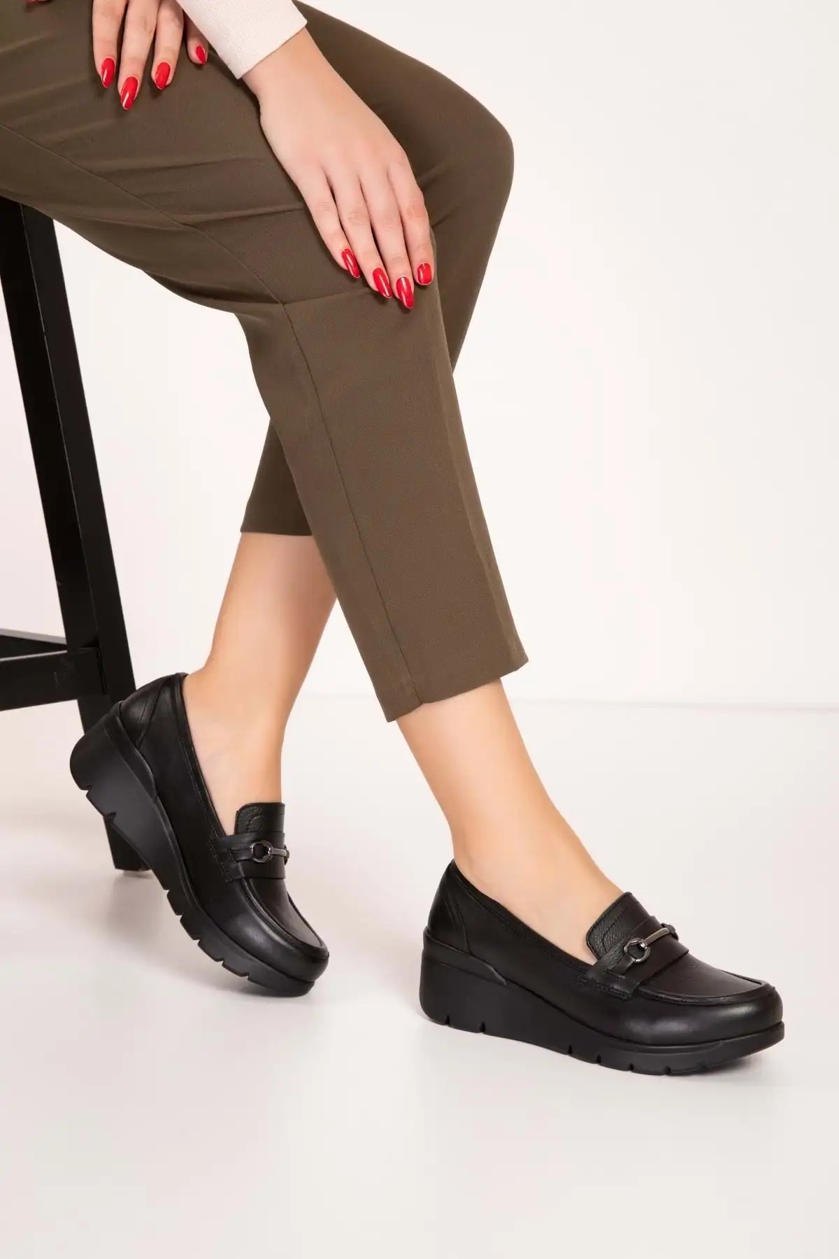 کفش زنانه راحت با جزئیات قفل و کفی آناتومیک از چرم اصل مدل Esfa.2086 برند Gondol - 8473 کفش زنانه راحت با جزئیات قفل و کفی آناتومیک از چرم اصل مدل Esfa.2086 برند Gondol - 8473