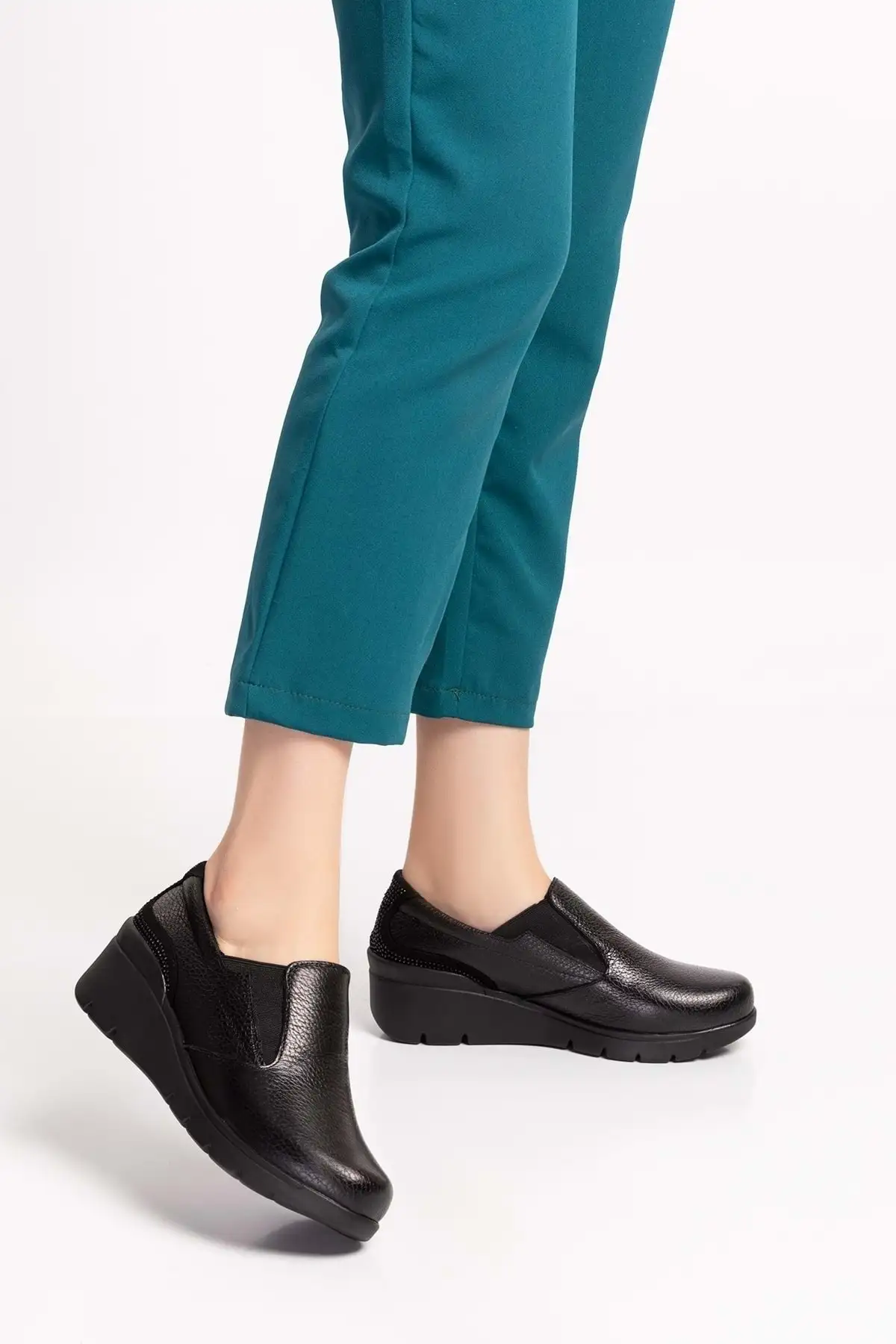 کفش زنانه راحتی با کفی آناتومیک از چرم طبیعی اسفا.۴۰۵۲ - رنگ مشکی فلوتر - سایز ۳۸ برند Gondol - 8492 کفش زنانه راحتی با کفی آناتومیک از چرم طبیعی اسفا.۴۰۵۲ - رنگ مشکی فلوتر - سایز ۳۸ برند Gondol - 8492