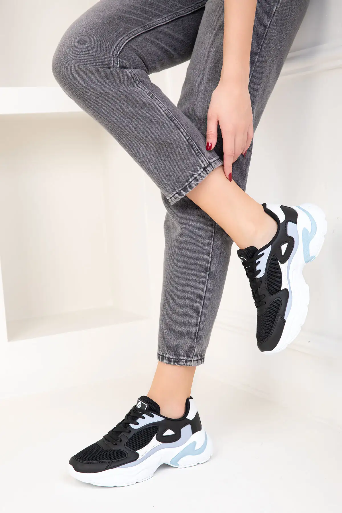 کفش کتانی زنانه اسنیکر سیاه-سفید-آبی مدل 18147 برند SOHO - 8437 کفش کتانی زنانه اسنیکر سیاه-سفید-آبی مدل 18147 برند SOHO - 8437