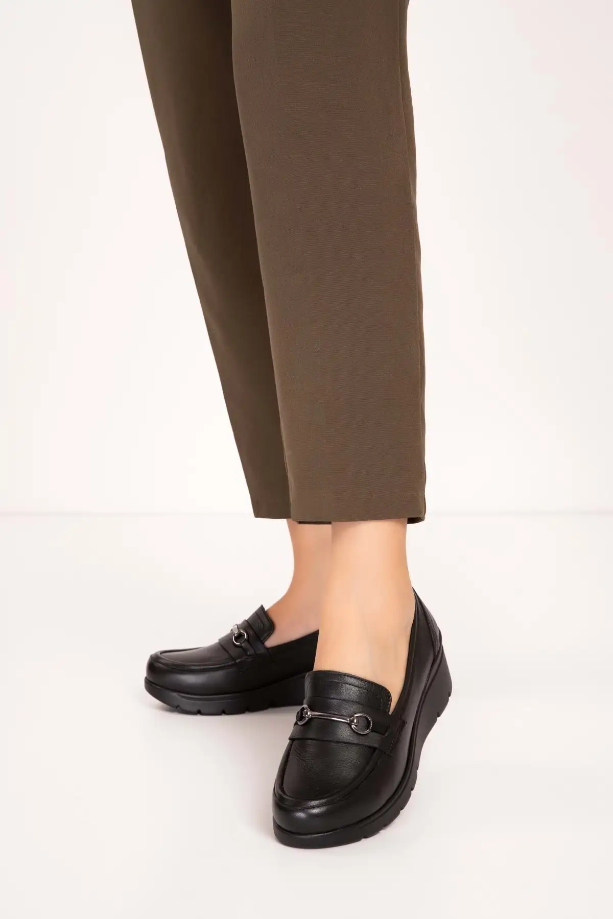 کفش زنانه راحت با جزئیات قفل و کفی آناتومیک از چرم اصل مدل Esfa.2086 برند Gondol - 8473 کفش زنانه راحت با جزئیات قفل و کفی آناتومیک از چرم اصل مدل Esfa.2086 برند Gondol - 8473