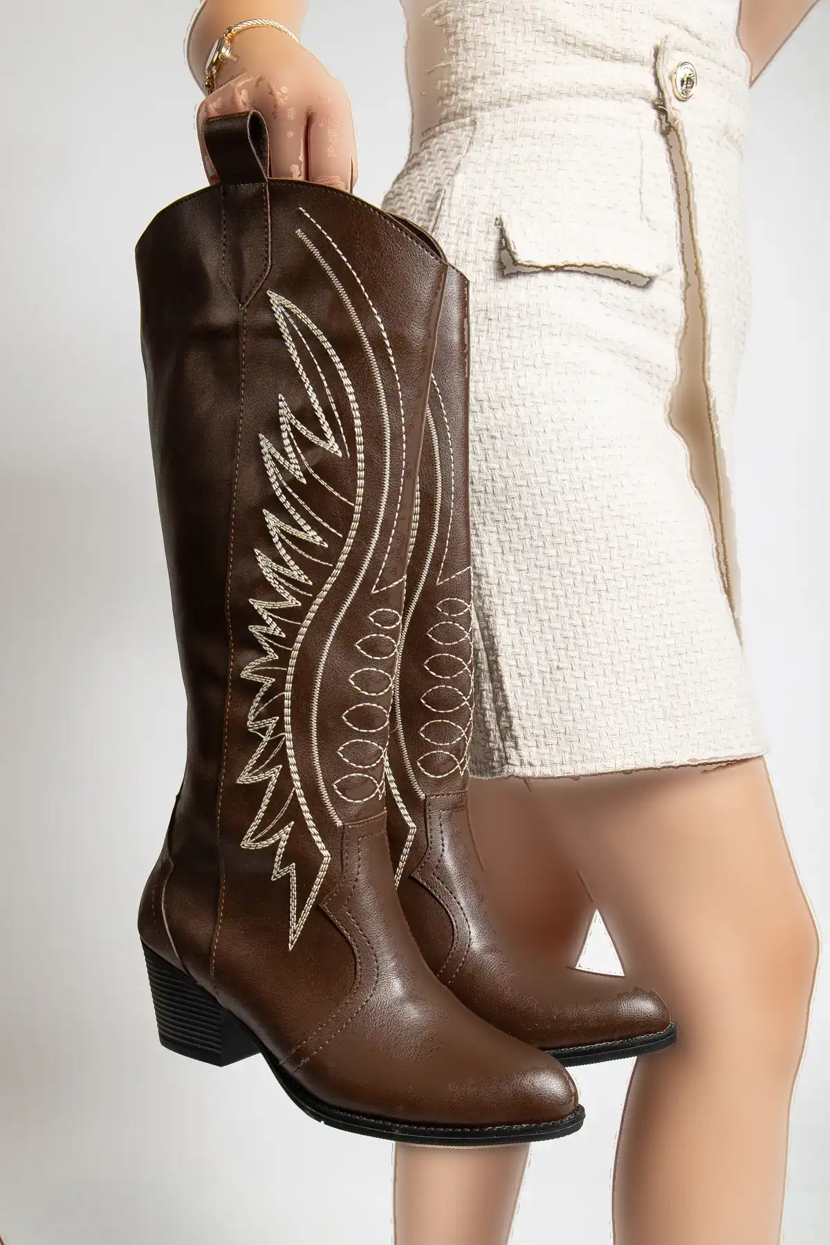 بوت و نیم بوت زنانه چکمه ستر نیمه بلند  با طراحی گلدزی شده  رنگ قههای کابی از جنس چرم برند Genetti - 8419 بوت و نیم بوت زنانه چکمه ستر نیمه بلند با طراحی گلدزی شده رنگ قههای کابی از جنس چرم برند Genetti - 8419