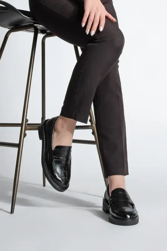 کفش لوفر زنانه کلاسیک روزمره ماکسن با طرح کرک سیاه برند Marjin - 8556