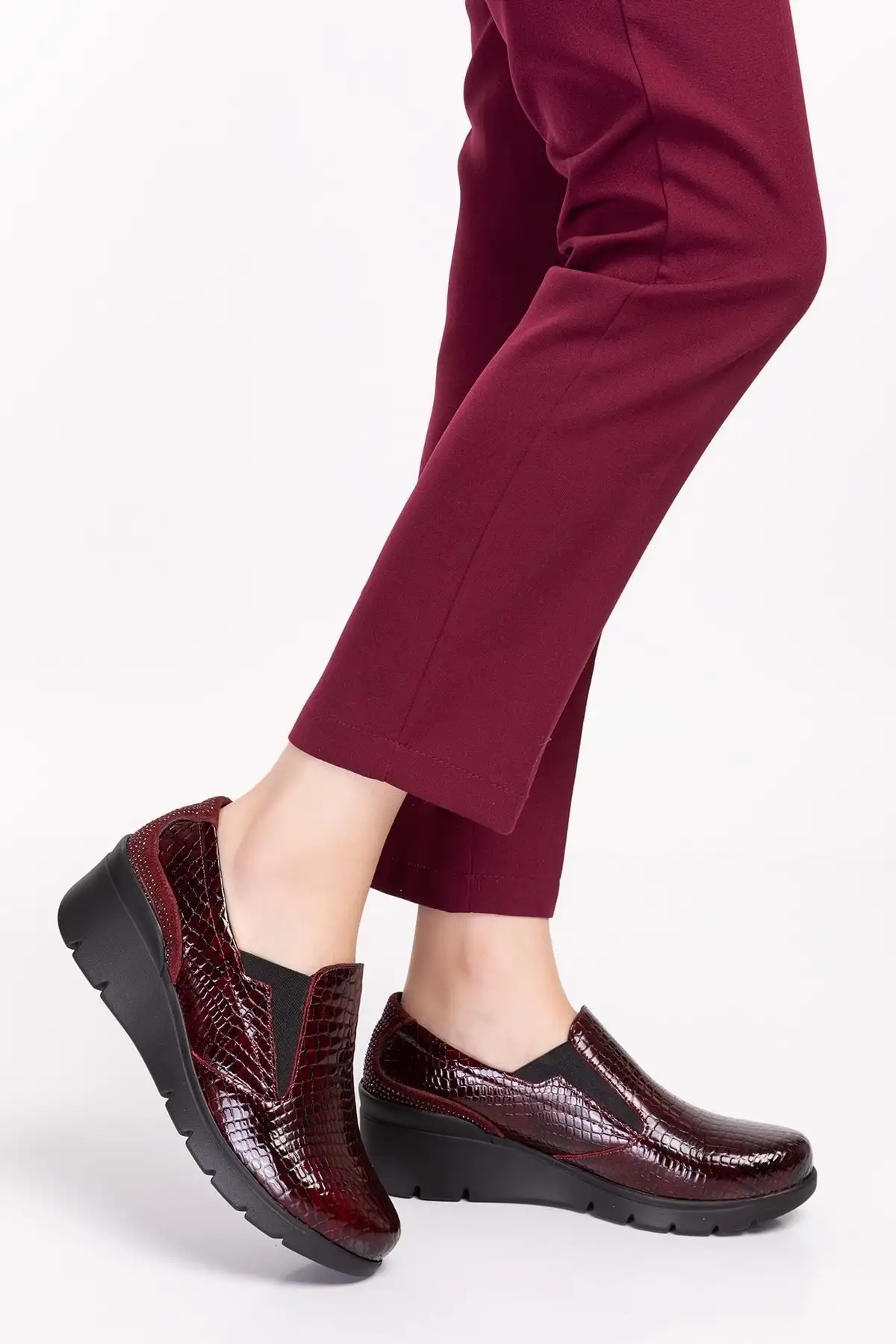 کفش زنانه راحتی آناتومیک چرم طبیعی اسفا.4052 - بوردو کروک - سایز 41 برند Gondol - 8507 کفش زنانه راحتی آناتومیک چرم طبیعی اسفا.4052 - بوردو کروک - سایز 41 برند Gondol - 8507