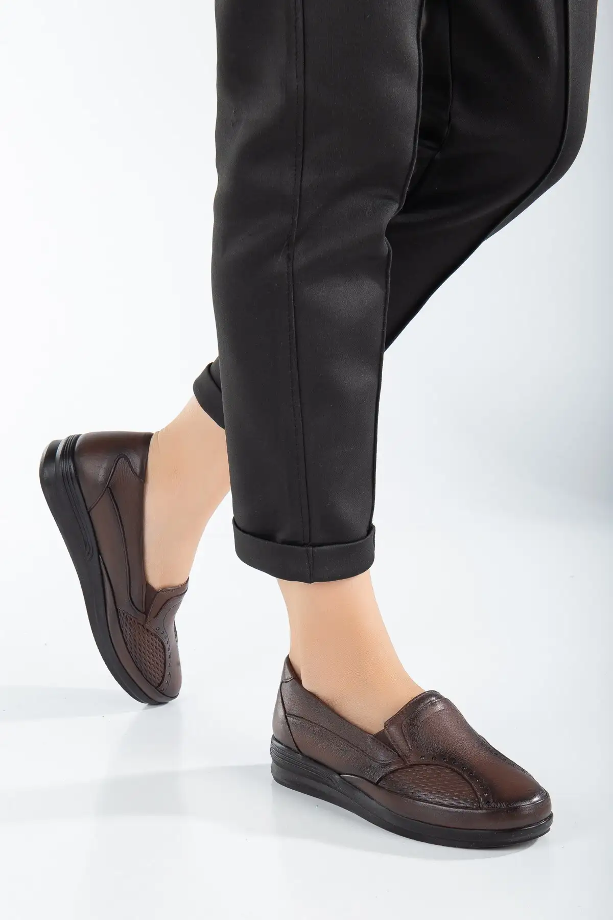 کفش زنانه مادرانه فوق‌العاده راحت با کفی تمام اورتوپدیک و طراحی سنگ‌کاری شده از برند دورتکس، ساخته شده از چرم طبیعی برند The Dortex Shoes - 8487