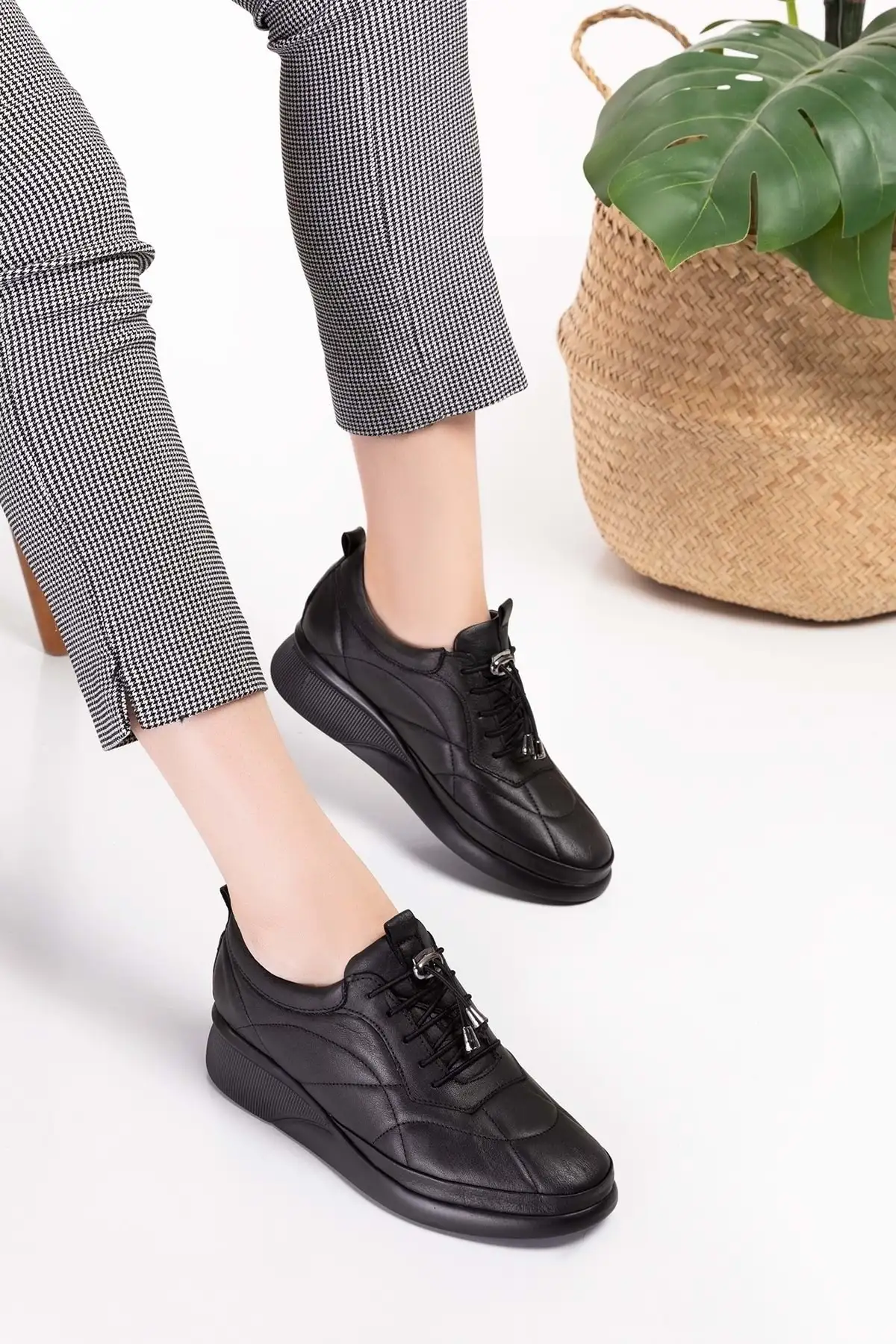 کفش زنانه راحتی بنددار با کفی آناتومیک از چرم طبیعی - مدل Ndr.5506 - رنگ مشکی - سایز 40 برند Gondol - 8493 کفش زنانه راحتی بنددار با کفی آناتومیک از چرم طبیعی - مدل Ndr.5506 - رنگ مشکی - سایز 40 برند Gondol - 8493