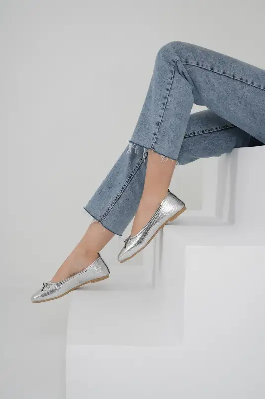 کفش تخت زنانه باله نقرهای طوسی با پاپیون چرم 1 سانتیمتری برند Beyond - 8612 کفش تخت زنانه باله نقرهای طوسی با پاپیون چرم 1 سانتیمتری برند Beyond - 8612