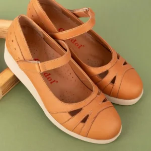 کفش زنانه راحتی با کفی آناتومیک و بند چسبی از چرم طبیعی مدل Mlk.5470 برند Gondol - 8521