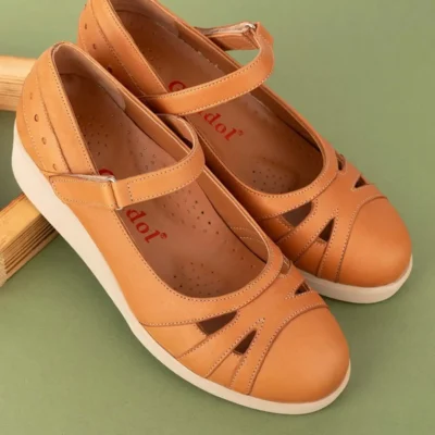 کفش زنانه راحتی با کفی آناتومیک و بند چسبی از چرم طبیعی مدل Mlk.5470 برند Gondol - 8521