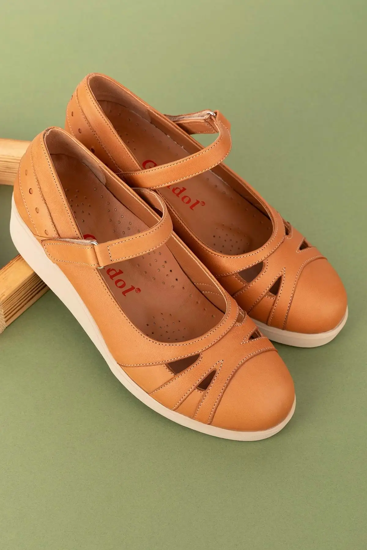 کفش زنانه راحتی با کفی آناتومیک و بند چسبی از چرم طبیعی مدل Mlk.5470 برند Gondol - 8521 کفش زنانه راحتی با کفی آناتومیک و بند چسبی از چرم طبیعی مدل Mlk.5470 برند Gondol - 8521