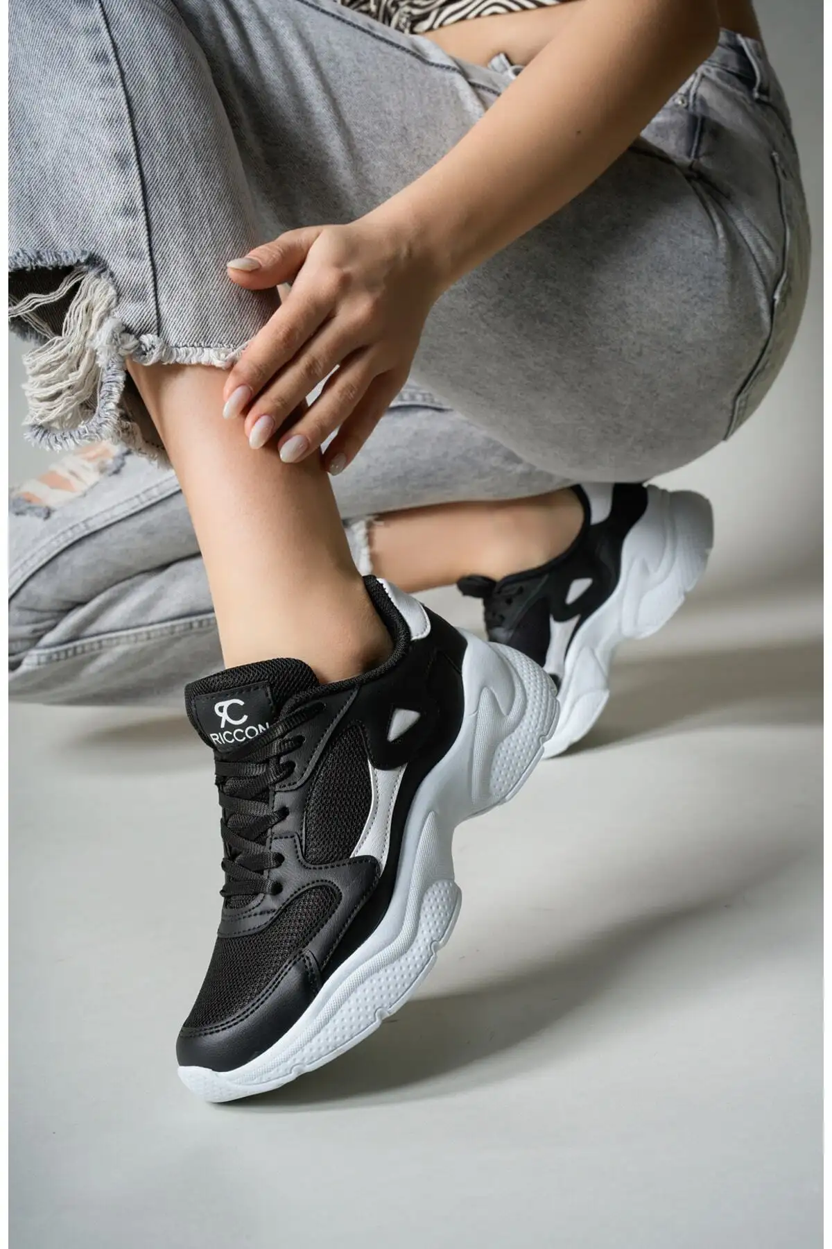 کفش کتانی زنانه ورزشی 0012152 سیاه و سفید برند Riccon - 8435