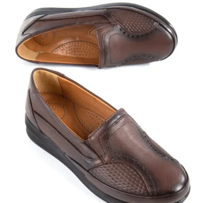 کفش زنانه مادرانه فوق‌العاده راحت با کفی تمام اورتوپدیک و طراحی سنگ‌کاری شده از برند دورتکس، ساخته شده از چرم طبیعی برند The Dortex Shoes - 8487