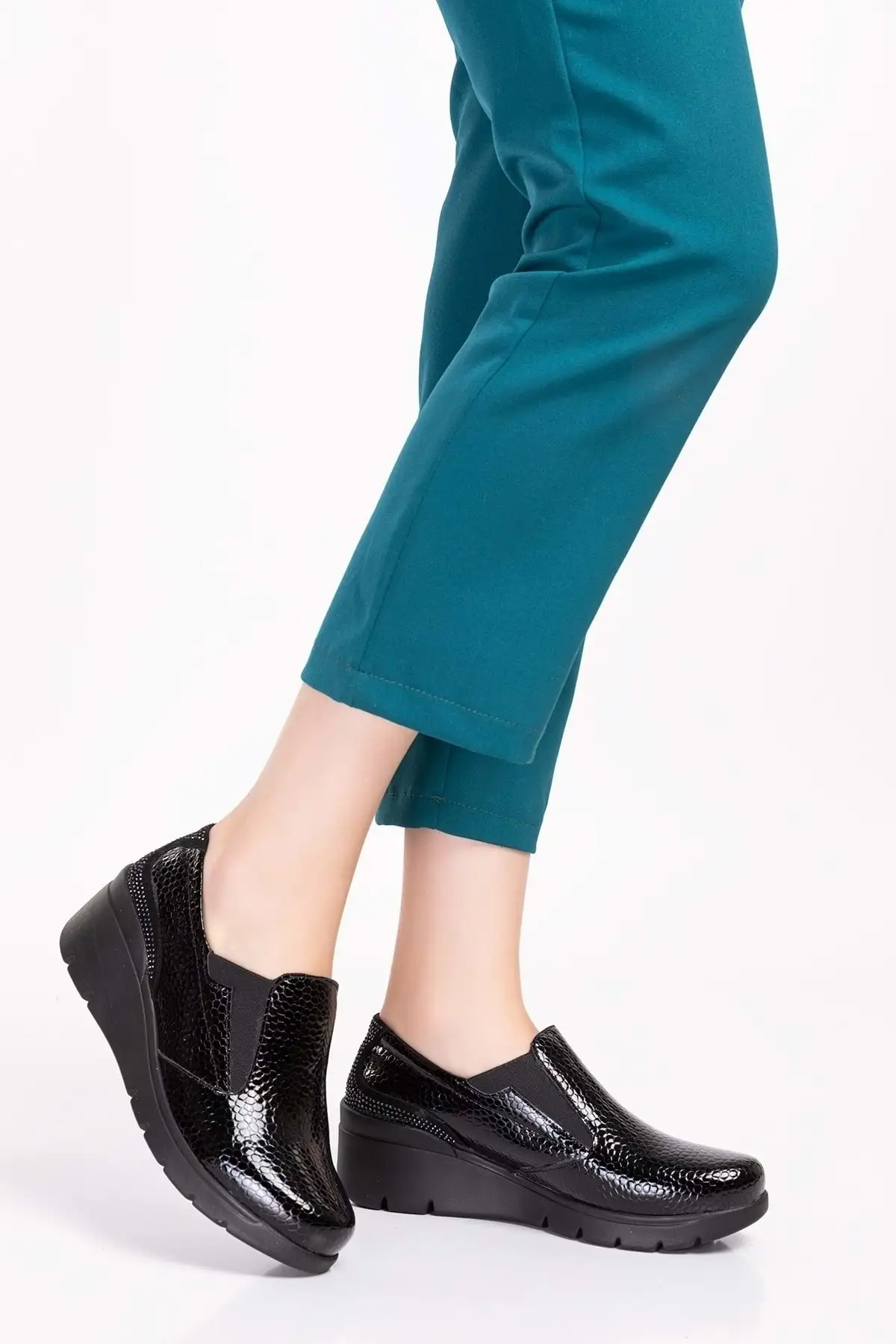 کفش زنانه راحتی آناتومیک با زیره چرم طبیعی - کد Esfa.4052 - مشکی - سایز 37 برند Gondol - 8471 کفش زنانه راحتی آناتومیک با زیره چرم طبیعی - کد Esfa.4052 - مشکی - سایز 37 برند Gondol - 8471