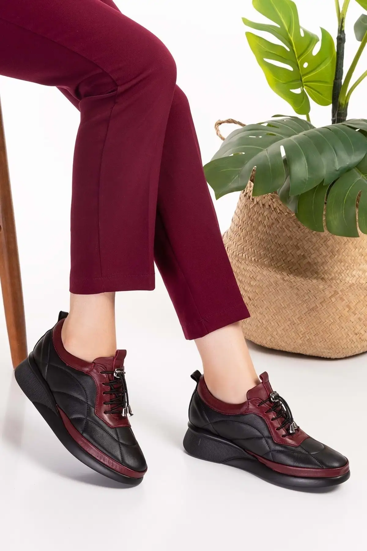 کفش زنانه راحتی چرم اصل با زیره آناتومیک و بند، مدل Ndr.5506 - رنگ مشکی-قرمز - شماره 39 برند Gondol - 8504 کفش زنانه راحتی چرم اصل با زیره آناتومیک و بند، مدل Ndr.5506 - رنگ مشکی-قرمز - شماره 39 برند Gondol - 8504