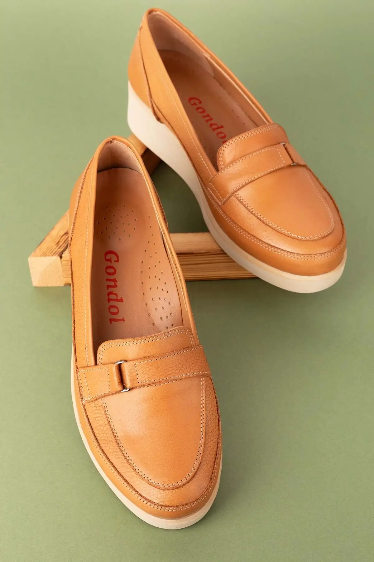 کفش زنانه راحتی با جزئیات باند کفی آناتومیک از چرم طبیعی مدل Mlk.5508 برند Gondol - 8512 کفش زنانه راحتی با جزئیات باند کفی آناتومیک از چرم طبیعی مدل Mlk.5508 برند Gondol - 8512