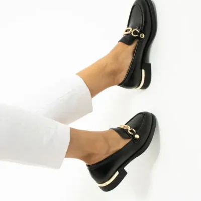 کفش لوفر زنانه چرم مات مشکی، راحت و شیک روزمره، پاشنهدار با نوار طلایی برند Güllü Shoes - 8581