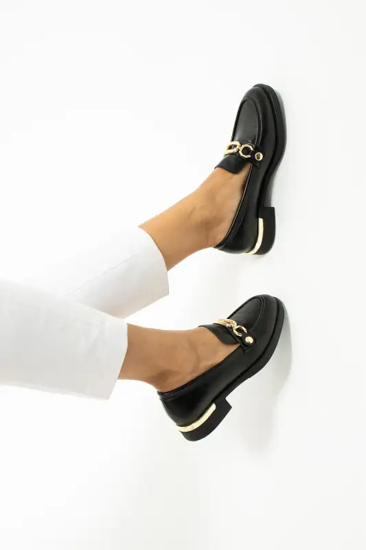 کفش لوفر زنانه چرم مات مشکی، راحت و شیک روزمره، پاشنه‌دار با نوار طلایی برند Güllü Shoes - 8581