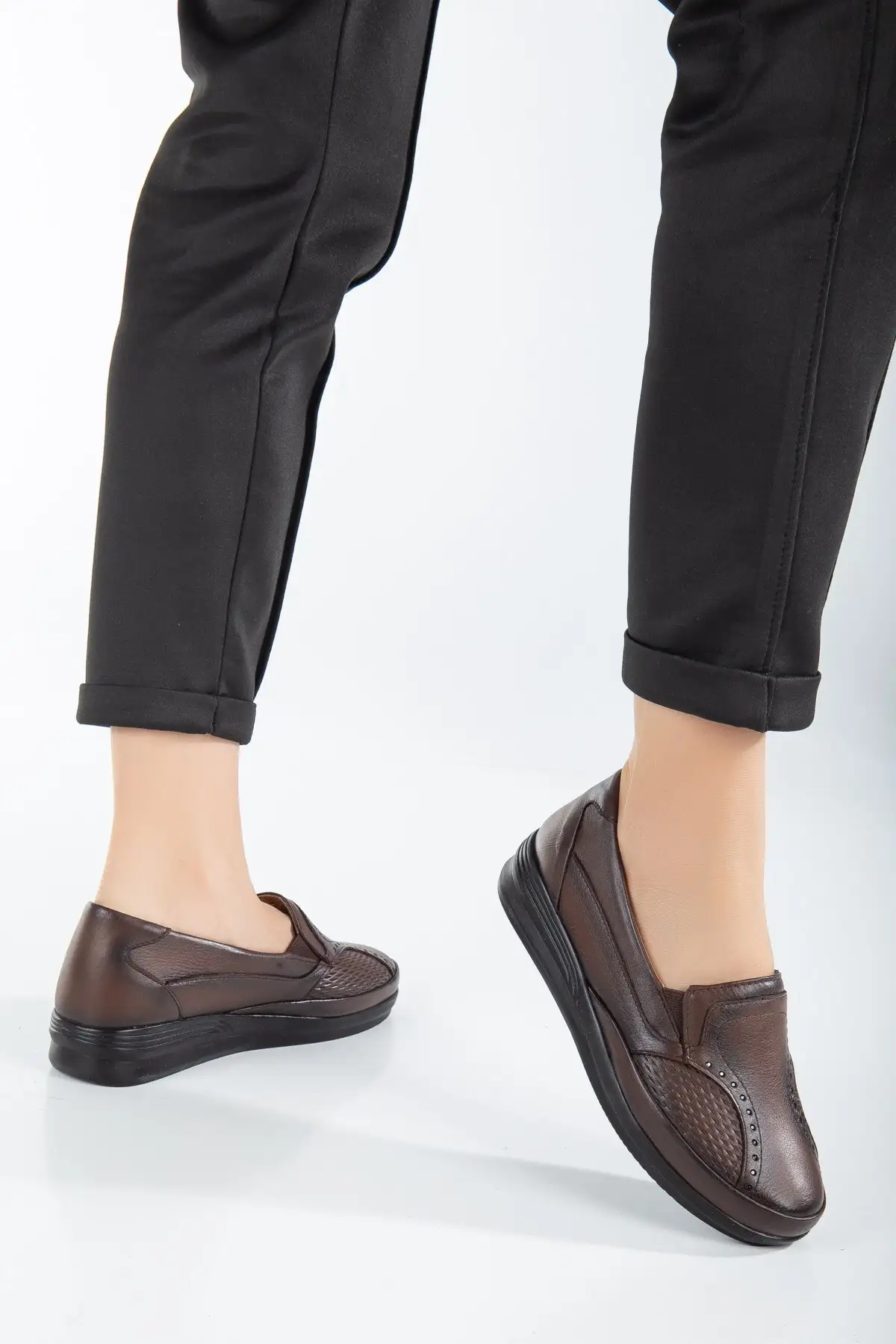 کفش زنانه مادرانه فوق‌العاده راحت با کفی تمام اورتوپدیک و طراحی سنگ‌کاری شده از برند دورتکس، ساخته شده از چرم طبیعی برند The Dortex Shoes - 8487