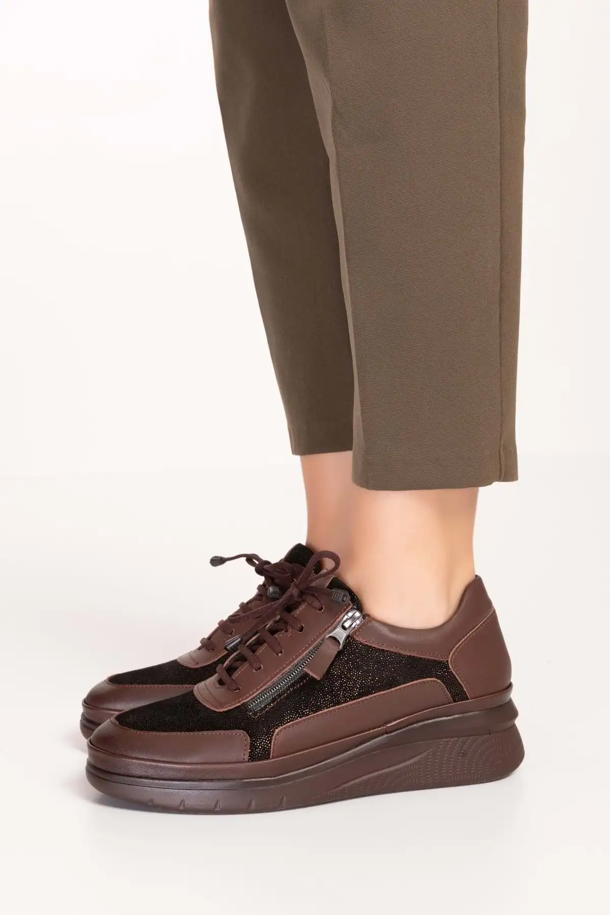 کفش زنانه راحت با زیره آناتومیک و زیپ دار از چرم طبیعی مدل Usl.2149 برند Gondol - 8498 کفش زنانه راحت با زیره آناتومیک و زیپ دار از چرم طبیعی مدل Usl.2149 برند Gondol - 8498