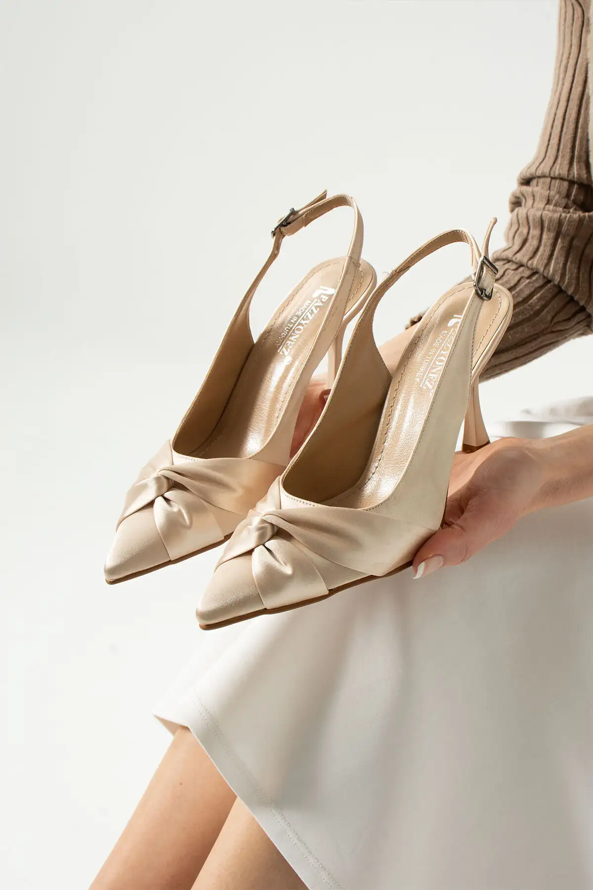 کفش پاشنه بلند زنانه پاشنه کلاسیک با جزئیات گرهای جلو به رنگ بژ مایس ساتن برند Pazzyonez - 8528 کفش پاشنه بلند زنانه پاشنه کلاسیک با جزئیات گرهای جلو به رنگ بژ مایس ساتن برند Pazzyonez - 8528