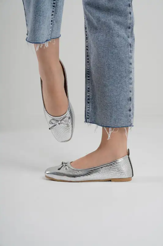 کفش تخت زنانه باله نقرهای طوسی با پاپیون چرم 1 سانتیمتری برند Beyond - 8612 کفش تخت زنانه باله نقرهای طوسی با پاپیون چرم 1 سانتیمتری برند Beyond - 8612