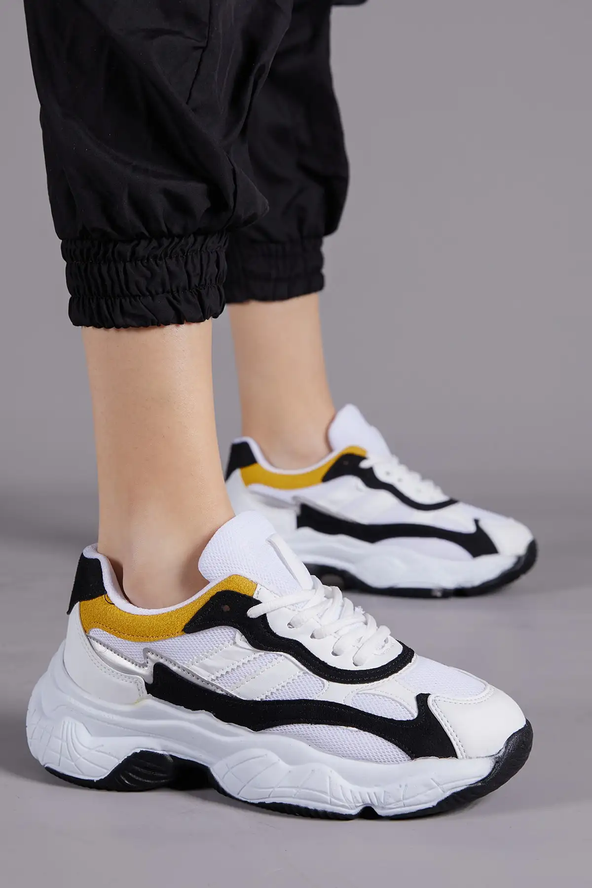 کفش کتانی زنانه ورزشی سفید و مشکی مدل Tb246 برند Tonny Black - 8451