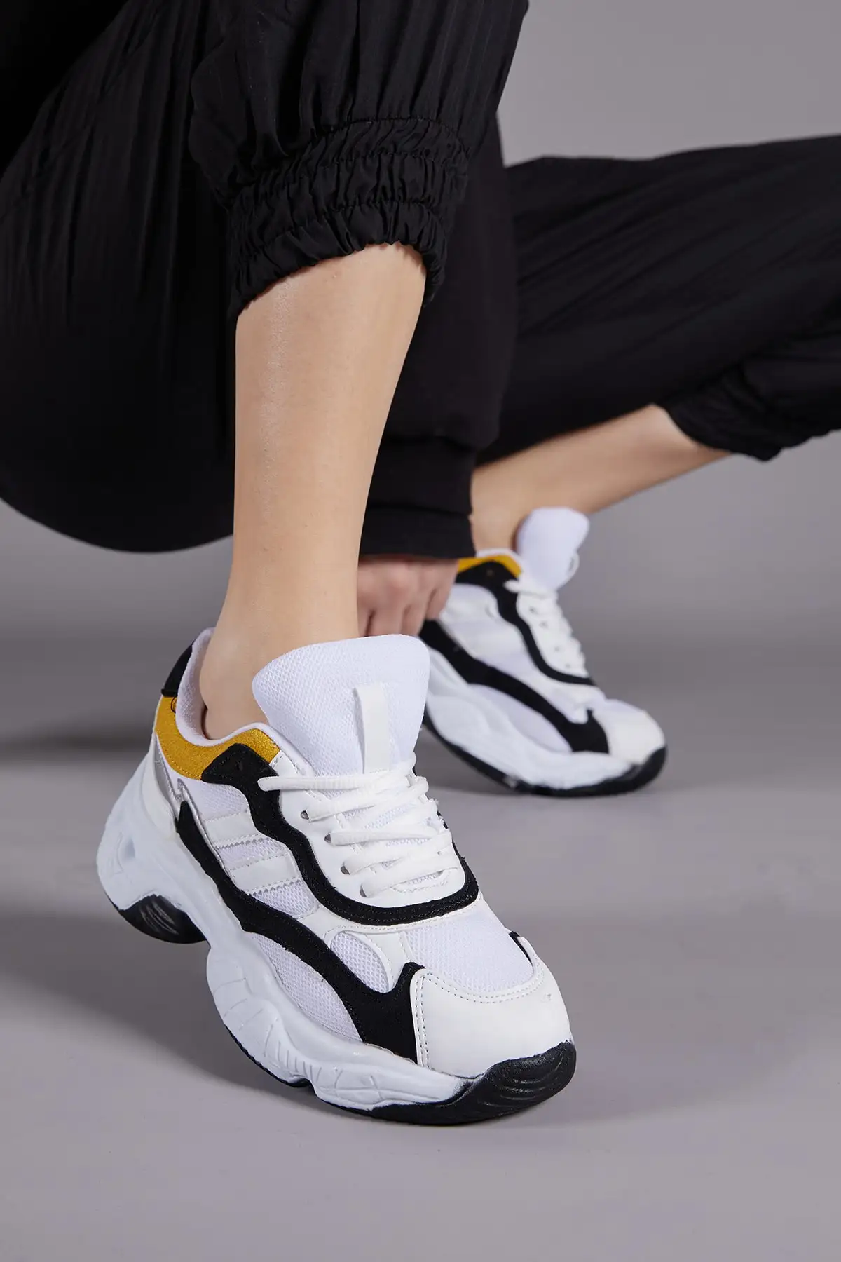 کفش کتانی زنانه ورزشی سفید و مشکی مدل Tb246 برند Tonny Black - 8451