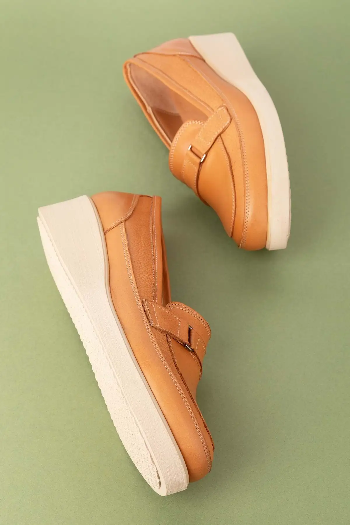 کفش زنانه راحتی با جزئیات باند کفی آناتومیک از چرم طبیعی مدل Mlk.5508 برند Gondol - 8512 کفش زنانه راحتی با جزئیات باند کفی آناتومیک از چرم طبیعی مدل Mlk.5508 برند Gondol - 8512