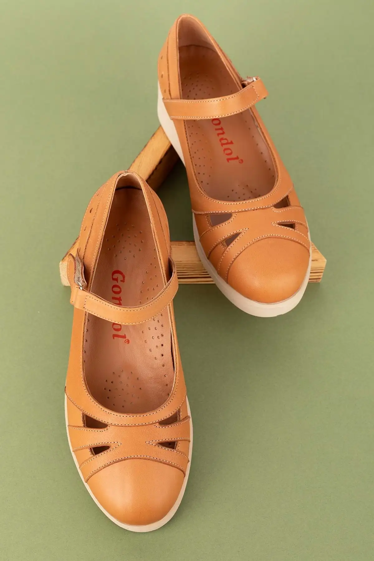 کفش زنانه راحتی با کفی آناتومیک و بند چسبی از چرم طبیعی مدل Mlk.5470 برند Gondol - 8521 کفش زنانه راحتی با کفی آناتومیک و بند چسبی از چرم طبیعی مدل Mlk.5470 برند Gondol - 8521