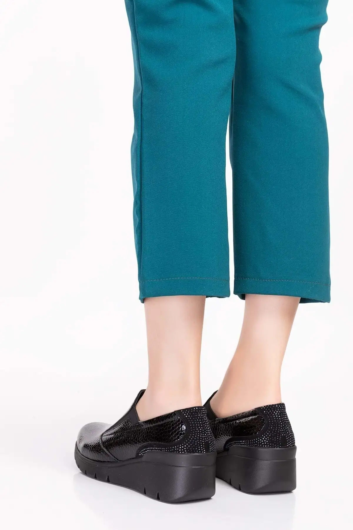 کفش زنانه راحتی آناتومیک با زیره چرم طبیعی - کد Esfa.4052 - مشکی - سایز 37 برند Gondol - 8471 کفش زنانه راحتی آناتومیک با زیره چرم طبیعی - کد Esfa.4052 - مشکی - سایز 37 برند Gondol - 8471