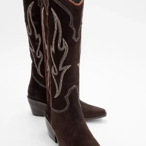 بوت و نیم‌ بوت زنانه چکمه سترن پیاتر از چرم سئدی قهه‌ای رنگ برند luvishoes - 8420