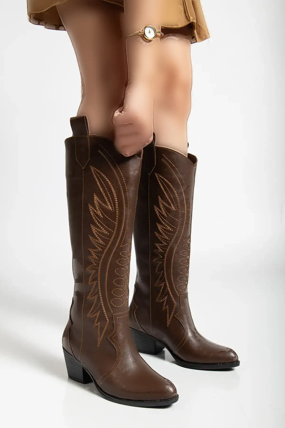 بوت و نیم بوت زنانه چکمههای بلند  مدل سترای با طراحی حکاکی شده، به رنگ قههای کلاهبرداری. برند Genetti - 8424 بوت و نیم بوت زنانه چکمههای بلند مدل سترای با طراحی حکاکی شده، به رنگ قههای کلاهبرداری. برند Genetti - 8424