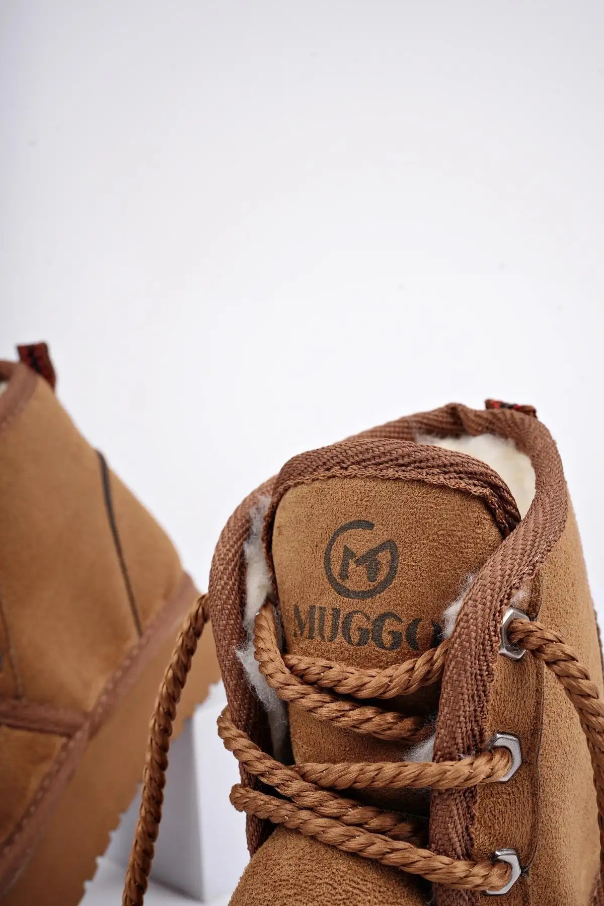 بوت بچگانه کفش نیم‌ کودک با زیره ضخیم و نوک خزدار، طراحی با بند و گارانتی پافی برند Muggo - 8399