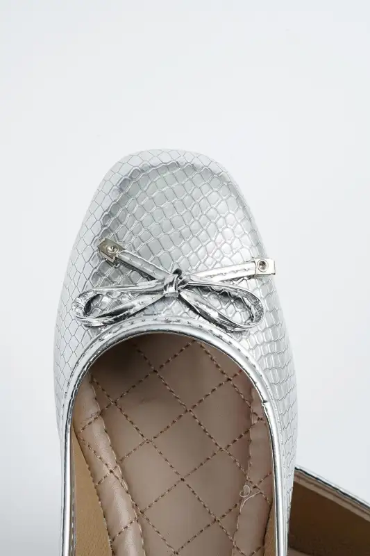 کفش تخت زنانه باله نقرهای طوسی با پاپیون چرم 1 سانتیمتری برند Beyond - 8612 کفش تخت زنانه باله نقرهای طوسی با پاپیون چرم 1 سانتیمتری برند Beyond - 8612