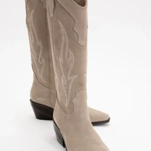 بوت و نیم‌ بوت زنانه سترن از چرم طبیعی سئدی پیه‌تر به رنگ بژ برند luvishoes - 8421