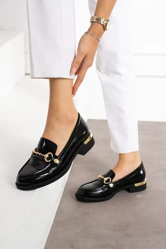 کفش لوفر زنانه ماد مچ پاش سیاه با بند طلایی قابل تعویض، روزمره راحت و شیک با پاشنه برند Güllü Shoes - 8575 کفش لوفر زنانه ماد مچ پاش سیاه با بند طلایی قابل تعویض، روزمره راحت و شیک با پاشنه برند Güllü Shoes - 8575