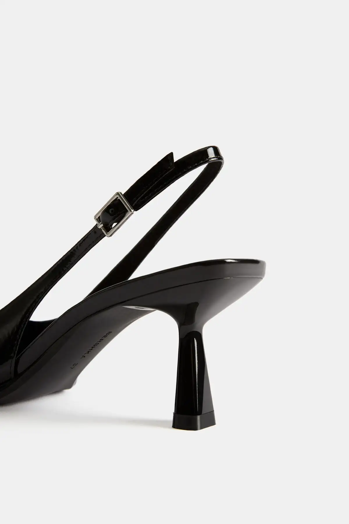 کفش پاشنه بلند زنانه پاشنه کوتاه نوک تیز با پشت باز برند Bershka - 8523 کفش پاشنه بلند زنانه پاشنه کوتاه نوک تیز با پشت باز برند Bershka - 8523