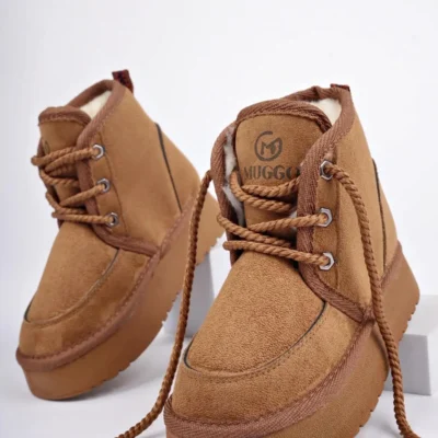 بوت بچگانه کفش نیم کودک با زیره ضخیم و نوک خزدار، طراحی با بند و گارانتی پافی برند Muggo - 8399