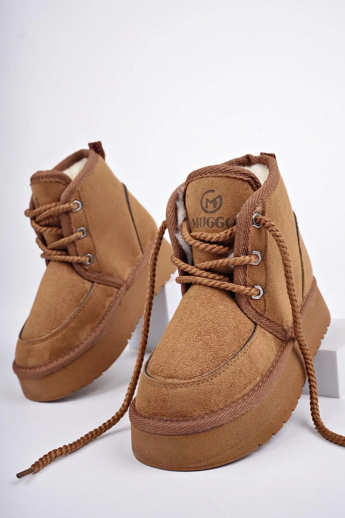 بوت بچگانه کفش نیم‌ کودک با زیره ضخیم و نوک خزدار، طراحی با بند و گارانتی پافی برند Muggo - 8399