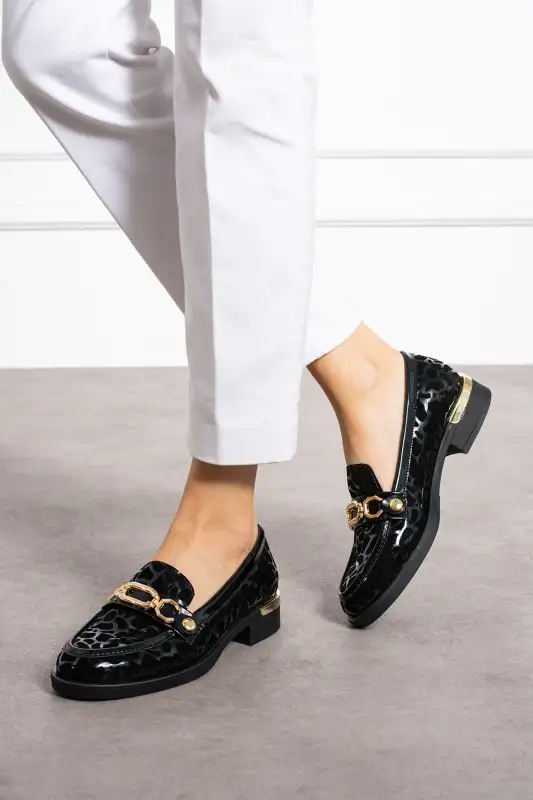 کفش لوفر زنانه لوتس چرم مصنوعی زبره سیاه با طرح زبرا - روزمره راحت با بند قابل تعویض برند Güllü Shoes - 8559 کفش لوفر زنانه لوتس چرم مصنوعی زبره سیاه با طرح زبرا - روزمره راحت با بند قابل تعویض برند Güllü Shoes - 8559