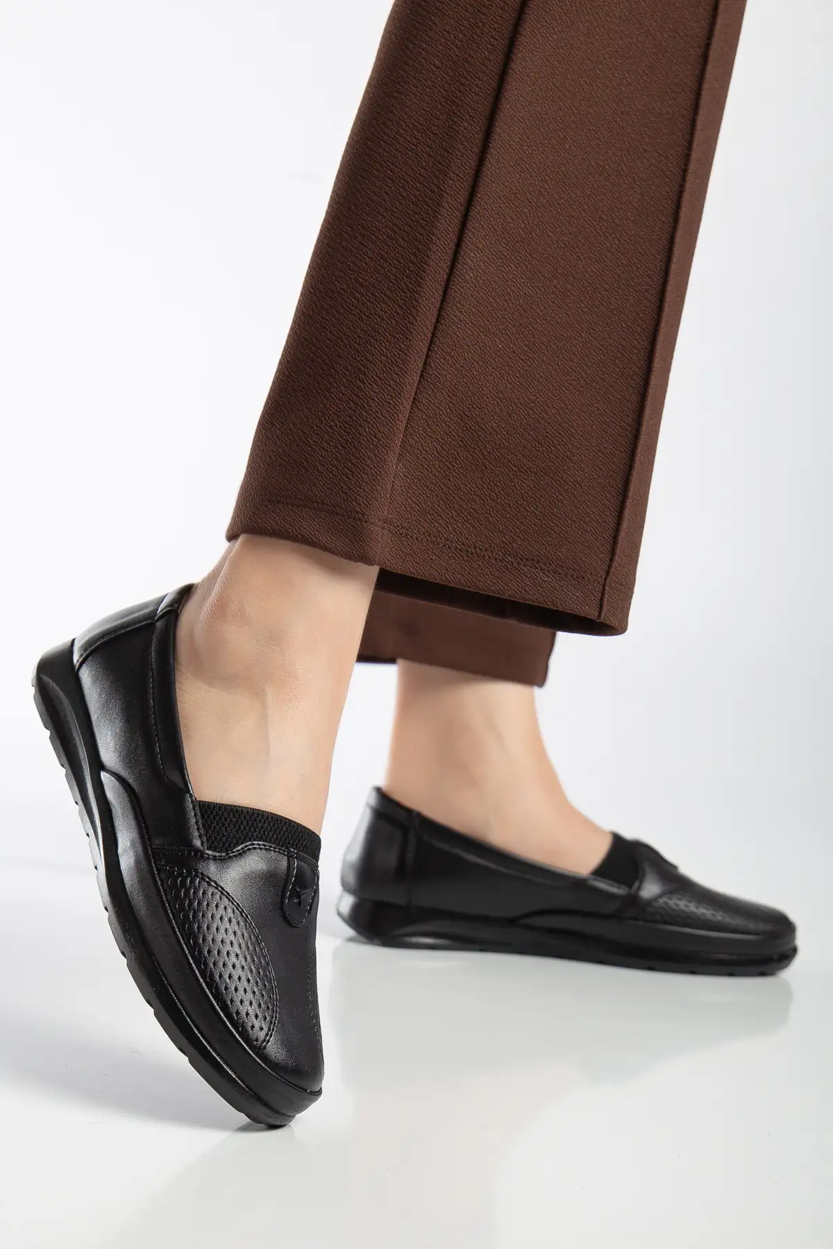 کفش زنانه روزمره با کفی ارتوپدی و چرم طبیعی، مناسب برای بزرگپاها و مادران با طراحی راحت. برند Yüce - 8465 کفش زنانه روزمره با کفی ارتوپدی و چرم طبیعی، مناسب برای بزرگپاها و مادران با طراحی راحت. برند Yüce - 8465