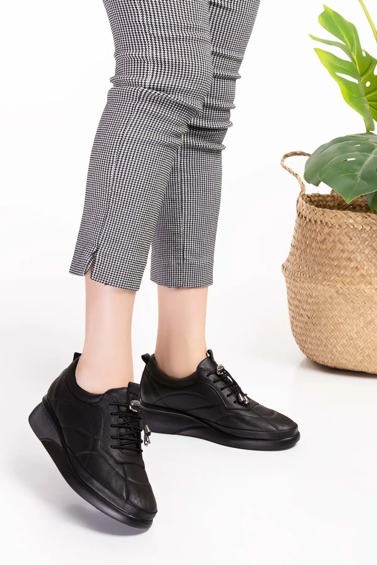 کفش زنانه راحتی بنددار با کفی آناتومیک از چرم طبیعی - مدل Ndr.5506 - رنگ مشکی - سایز 40 برند Gondol - 8493 کفش زنانه راحتی بنددار با کفی آناتومیک از چرم طبیعی - مدل Ndr.5506 - رنگ مشکی - سایز 40 برند Gondol - 8493